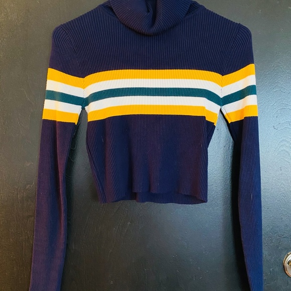 Cropped Turtleneck Sweater - Picture 2 of 3